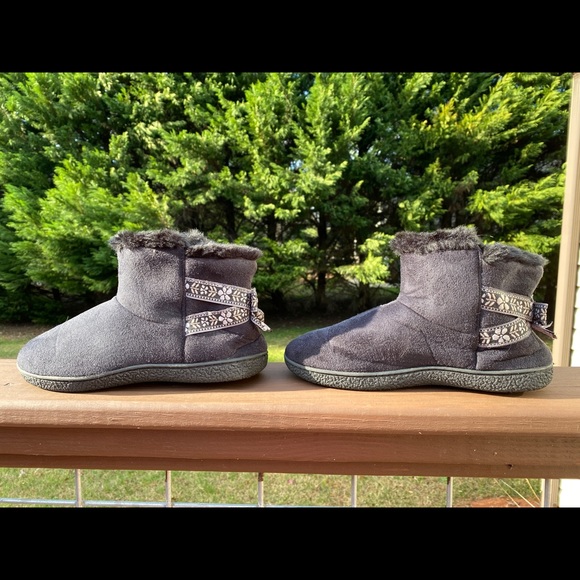 Isotoner Black Slippers Size 8.5-9